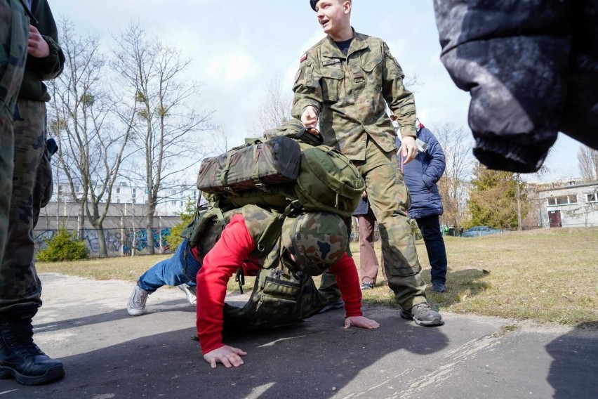 osoby o wzroście poniżej 150 cm przy proporcjonalnej budowie...