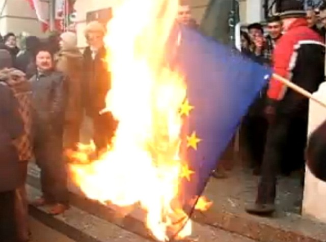 Spalenie flagi UE w Warszawie