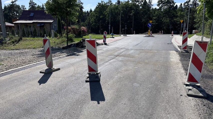 Trwają ostatnie szlify na nowym rondzie przy granicy powiatów bocheńskiego i brzeskiego. "Jest duże, wygodne i bezpieczne". WIDEO