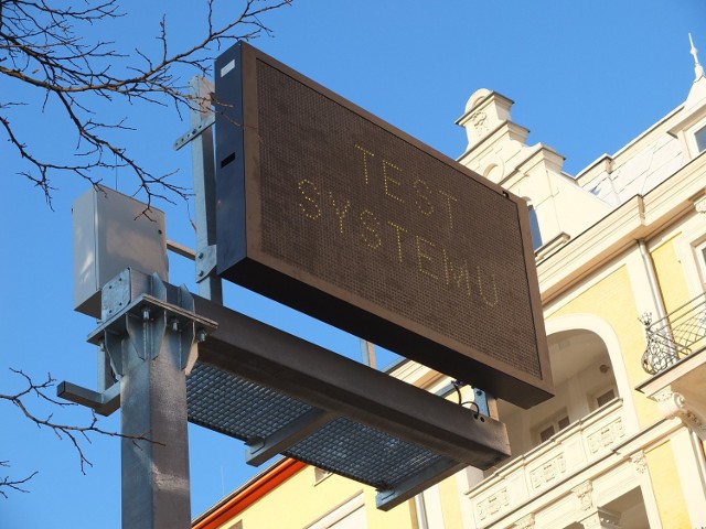 Na razie słupy i tablice tylko zamontowano. Elementami systemu są także czujniki na ulicach  oraz oprogramowanie.