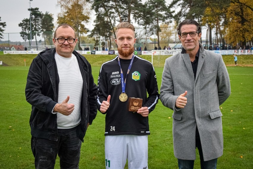 Mateusz Surożyński odebrał pamiątkowy medal z rąk kierownika...