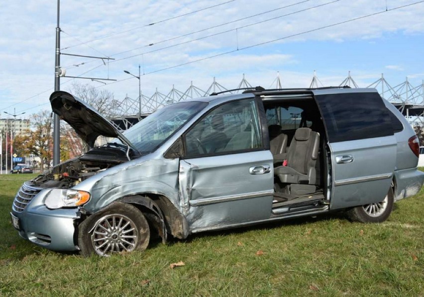 Wypadek na al. Piłsudskiego w Łodzi. Kierowca miał atak padaczki [ZDJĘCIA]