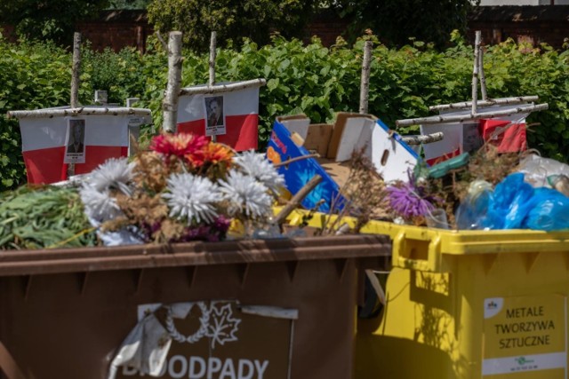 Bałagan przy Kwaterze Niezłomnych na cmentarzu komunalnym przy ul. Kcyńskiej w Bydgoszczy kłuł w oczy odwiedzających miejsce pamięci. Ratusz zapewnia, że problemem się zajął. Śmieci nie leżą już wokół śmietników