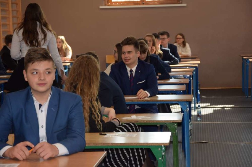 Gimnazjaliści z gminnego gimnazjum w Wągrowcu tuż przed rozpoczęciem egzaminu z części przyrodniczej 