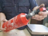 Policja w Chodzieży zatrzymała mężczyznę, który ukradł gaśnice ze stacji paliw i rozpylił je na drodze