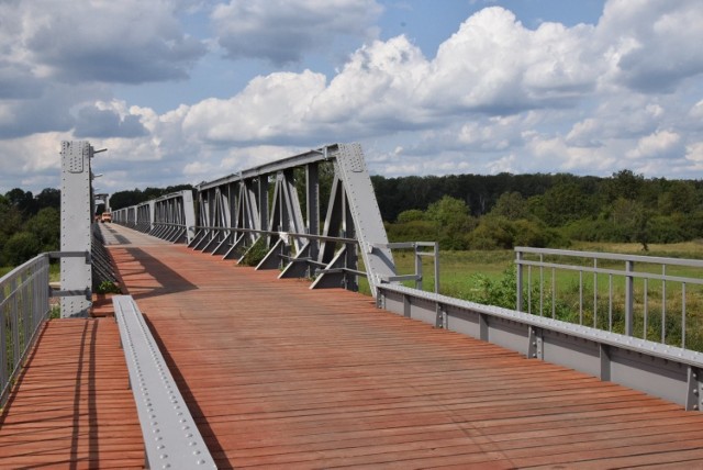 Ścieżka rowerowa na dawnej trasie kolejowej w powiecie nowosolskim. Projekt "Kolej na rower"