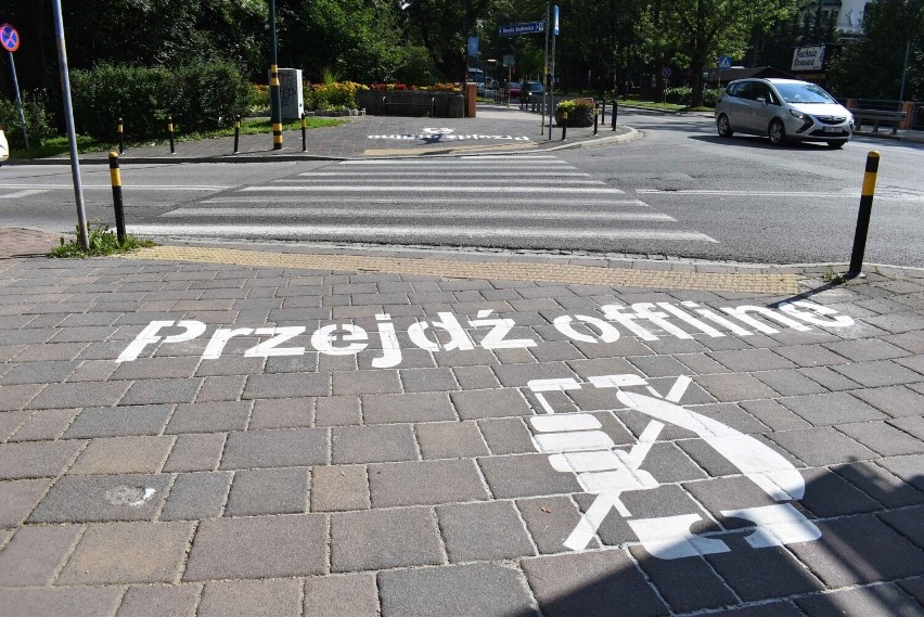 Zakopane. "Przejdź offline" - nowe oznakowania pojawiły się przed "zebrami" w centrum miasta