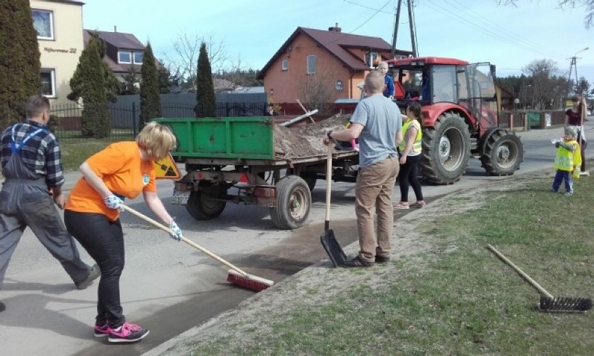 Mieszkańcy sprzątają Domatówko, kwiecień 2017