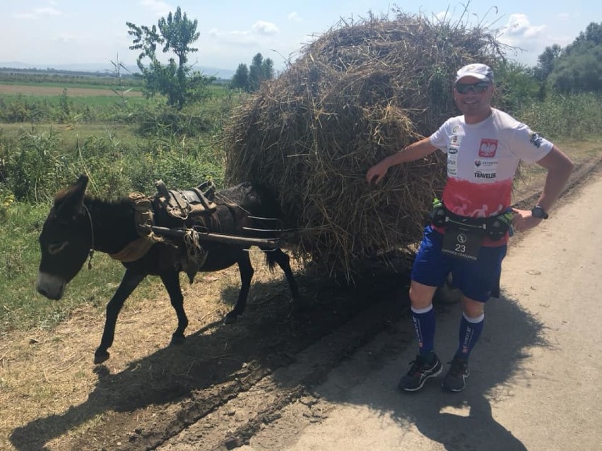 Od korporacji do maratonu wokół łóżka. Wojciech Machnik i jego sposób na życie