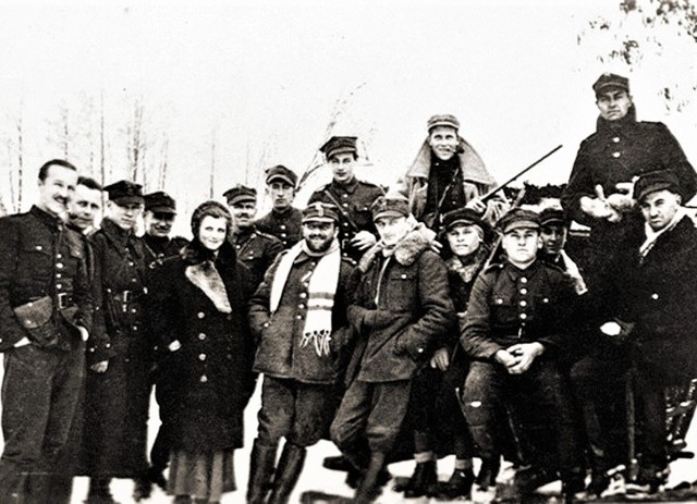 Henryk Dobrzańki "Hubal" (w środku, w szaliku), ze swoimi dzielnymi żołnierzami