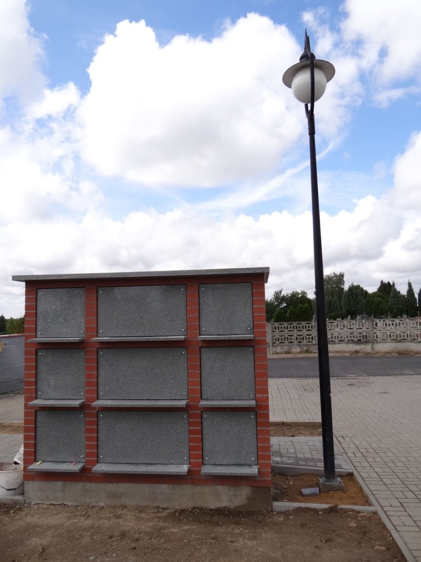 Na cmentarzu komunalnym w Wieluniu powstaje miejsce dla pochówków w urnach [FOTO]