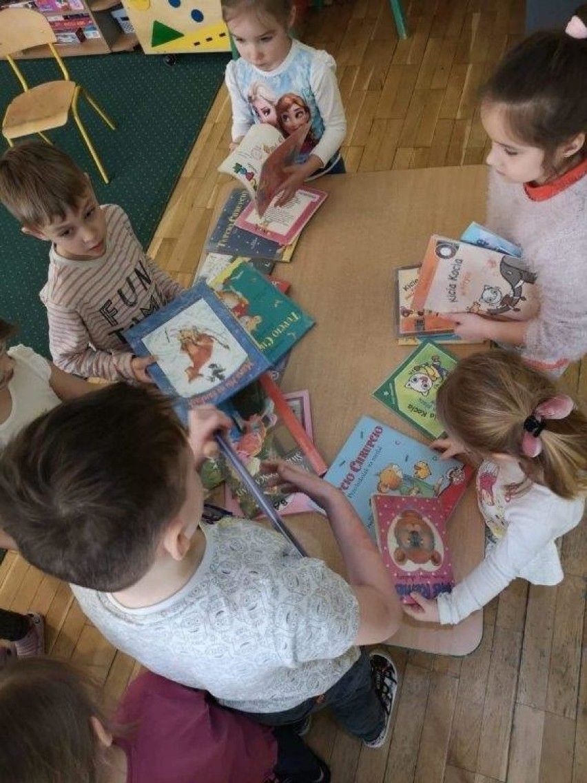 „Biblioteczka na kółeczkach” i ulubione bajki małych czytelników z przedszkola  „Słoneczko" w Inowrocławiu [zdjęcia]