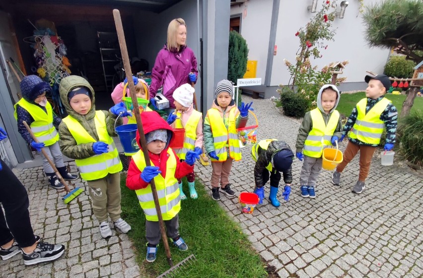 Maluchy z niepublicznego przedszkola eNCe peNCe w Żarach sprzątały świat. Pomagała im w tym policjantka z żarskiej komendy