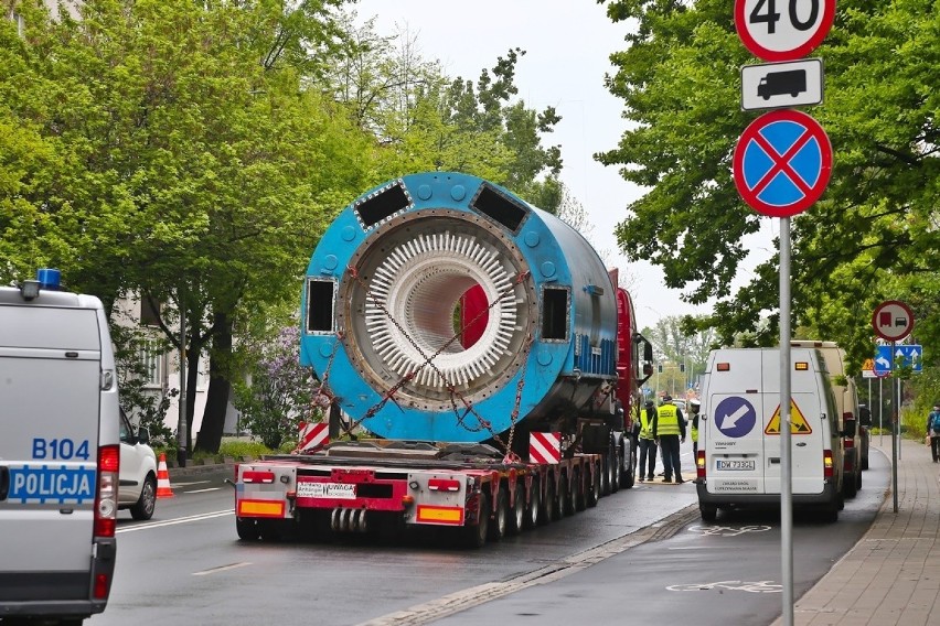 Wrocław. Ciężarówka z gigantycznym generatorem, kierowca próbował uciekać [ZDJĘCIA, FILM]