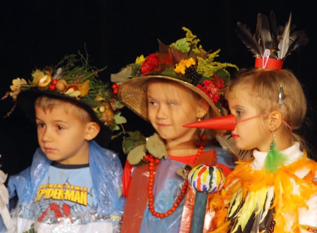 Happening "Zatrzymać lato" w Piotrkowie - plany przedszkolaków pokrzyżowała pogoda. Impreza zamiast w parku odbyła się w sali widowiskowej MOK