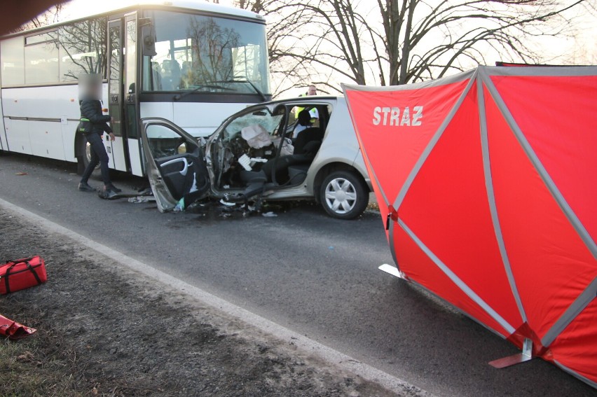 Śmiertelny wypadek na DK 15 w Perzycach. Samochód osobowy zderzył się z autobusem [ZDJĘCIA]