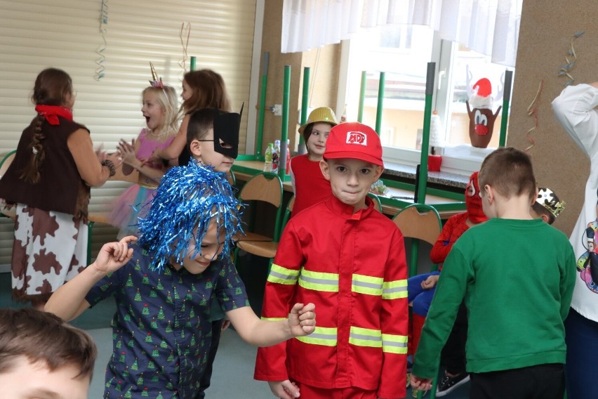 Karnawałowy Bal Przebierańców w Szkole Podstawowej w Ostrorogu