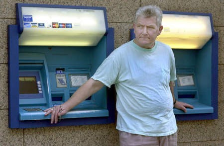 Roman Chowaniec z Katowic zna cenę utraty karty bankomatowej. arc
