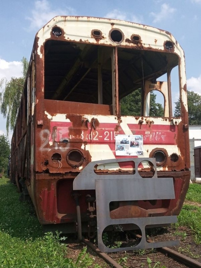 W warsztatach rogowskiej kolejki wąskotorowej trwa odbudowa starego wagonu motorowego