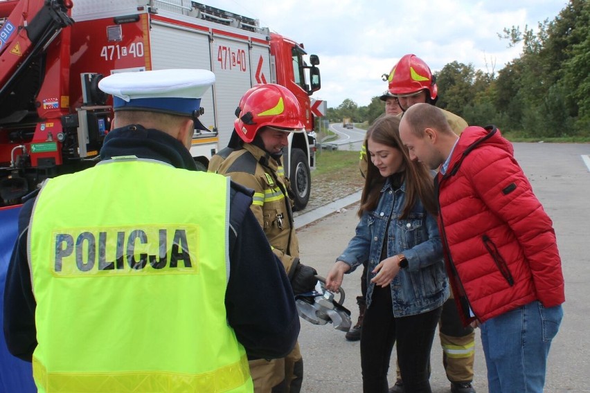 Kierowcy mogli sprawdzić, jak wygląda akcja ratownicza....