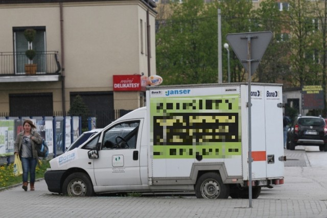 Na ulicy Wiejskiej w Kielcach od 5 lat stoi samochód, który ma powybijane szyby, urwane lusterko i koła bez powietrza.