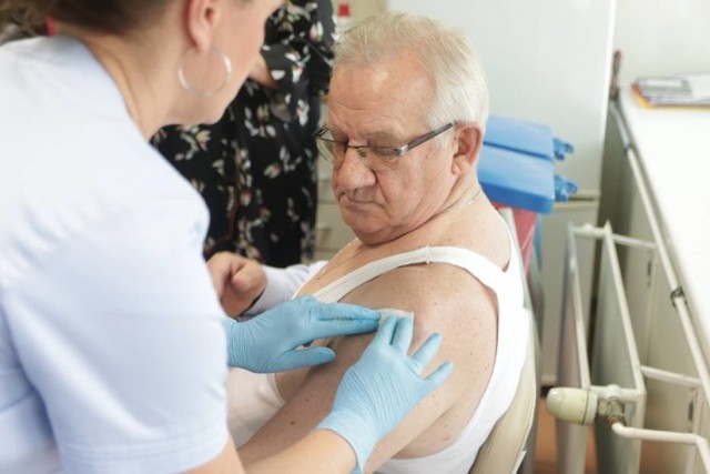 Były prezydent Włocławka Stanisław Wawrzonkoski w roku 2019 skorzystał z możliwości darmowego zaszczepienia się przeciwko grypie.