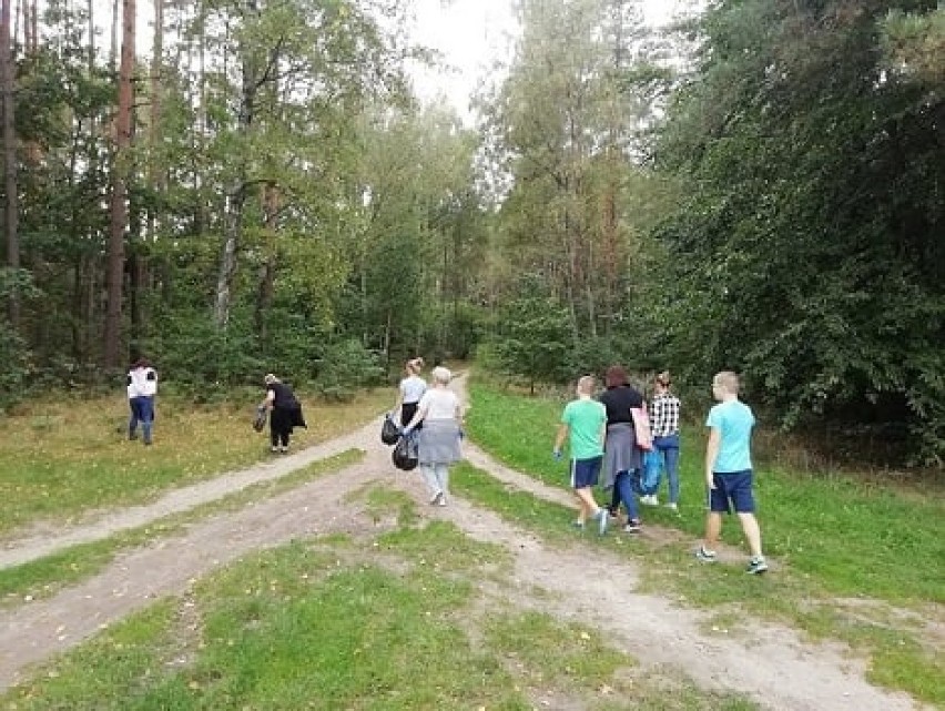 Mieszkańcy Przechlewa chętnie uczestniczyli w akcji sprzątania 