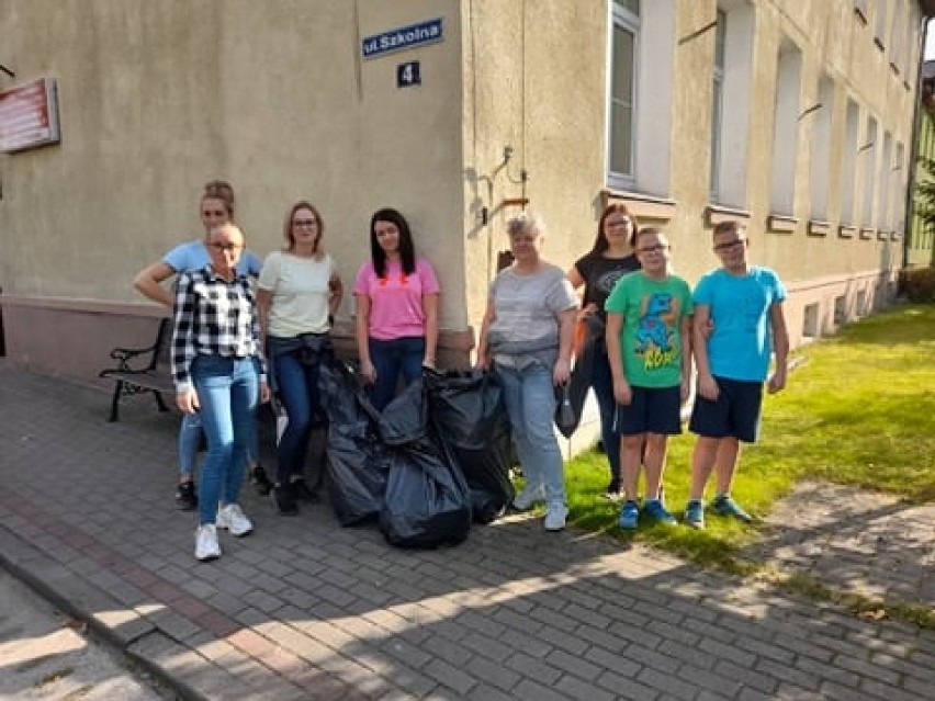 Mieszkańcy Przechlewa chętnie uczestniczyli w akcji sprzątania 