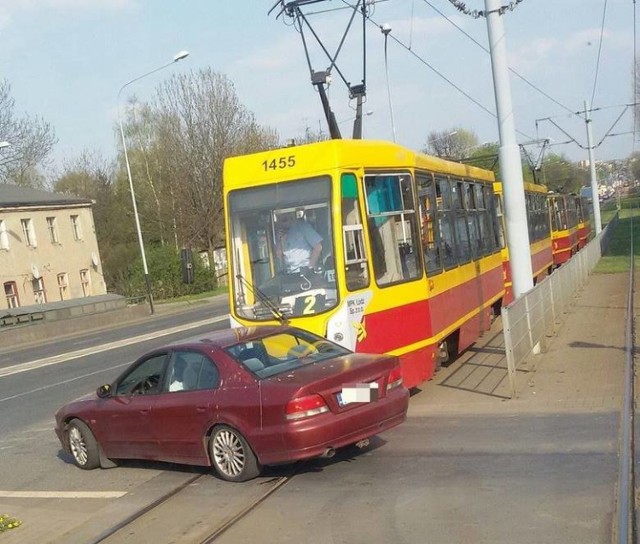 Zderzenie tramwaju z autem na Limanowskiego