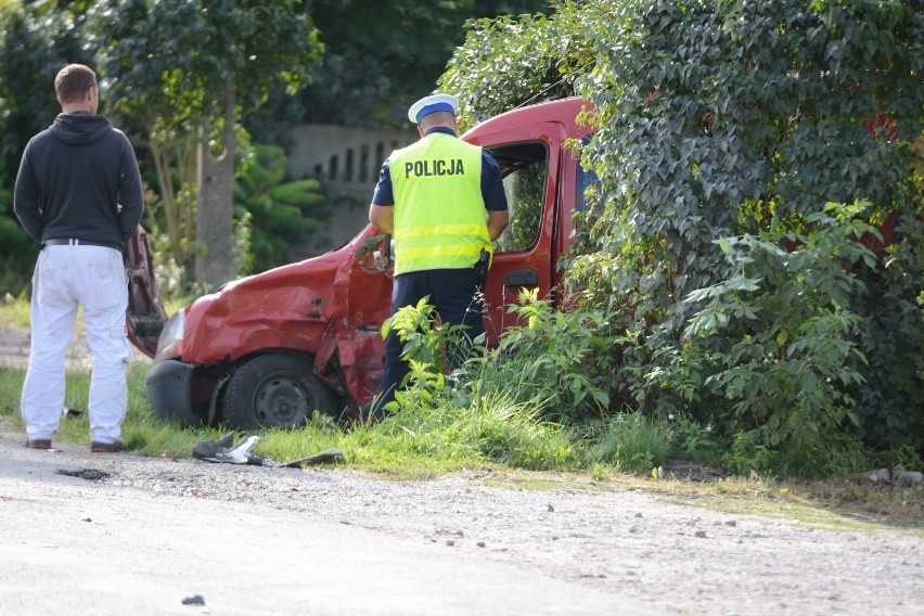 Poważny wypadek w Robakowie w powiecie chełmińskim. 5 osób rannych. Dziecko w ciężkim stanie zabrane przez śmigłowiec LPR [zdjęcia]