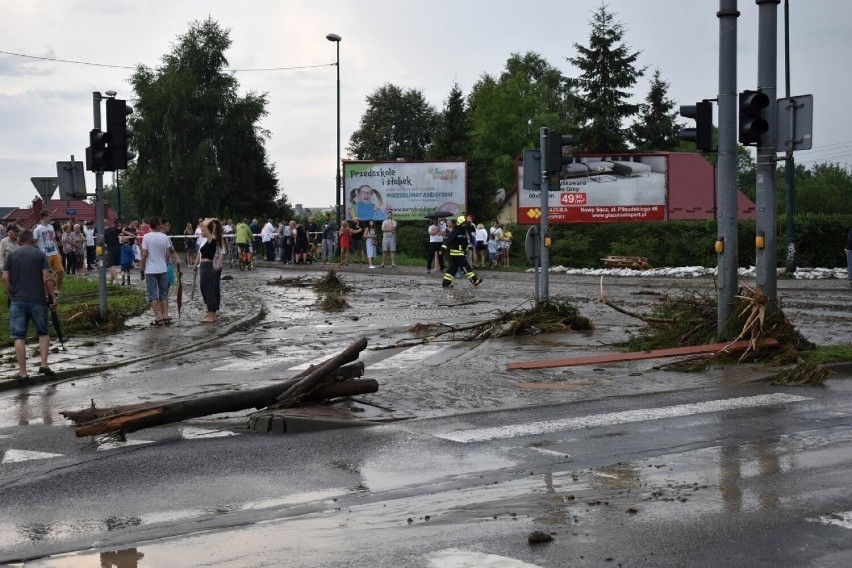 Skutkiem powodzi błyskawicznej w Nowym Sącz. Tak wyglądała...