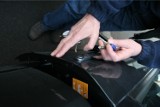 Uwaga na złodziei samochodów, którzy kradną metodą na „walizkę" - ostrzega głogowska policja