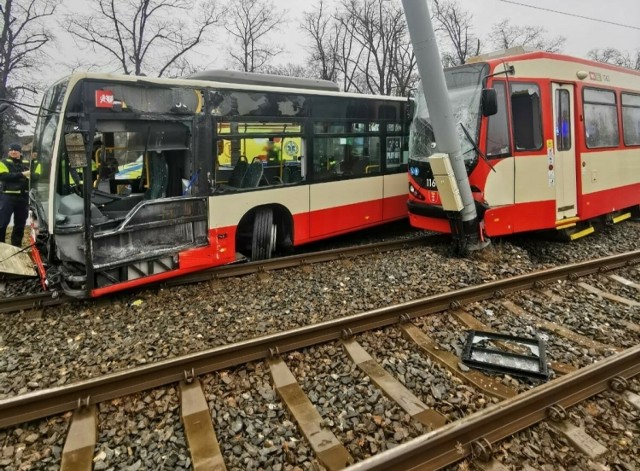 Zderzenie autobusu z tramwajem w Gdańsku. 13 osób poszkodowanych