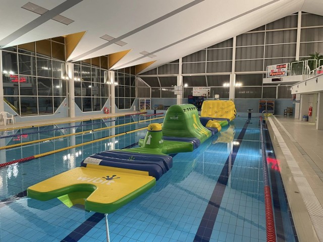 Wodny tor przeszkód na basenie w Chrzanowie. Tanie bilety dla dzieci podczas ferii