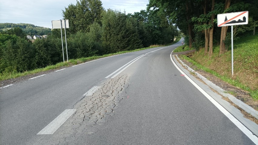Fuszerka na drodze w Sobolowie koło Bochni. Nowy asfalt po niespełna roku uległ uszkodzeniu. Zobacz zdjęcia
