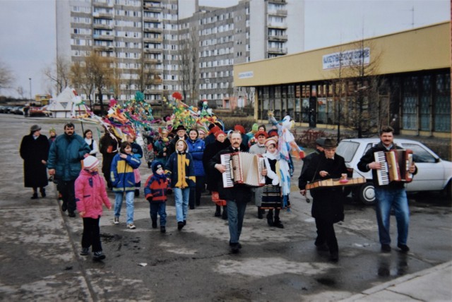 Przez lata imprezy z okazji powitania wiosny organizował w Inowrocławiu nieistniejący już klub "Rondo". Uczestnicy, przy dźwiękach kapeli maszerowali nad staw w Solankach, by tam utopic marzannę