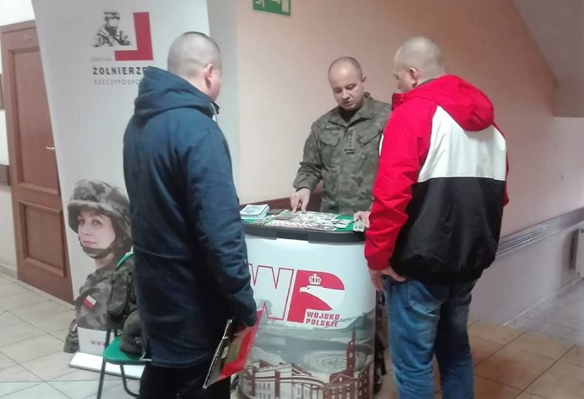 Wojskowa Komenda Uzupełnień w Kaliszu zorganizowała w Pleszewie ruchomy punkt promocyjno-informacyjny