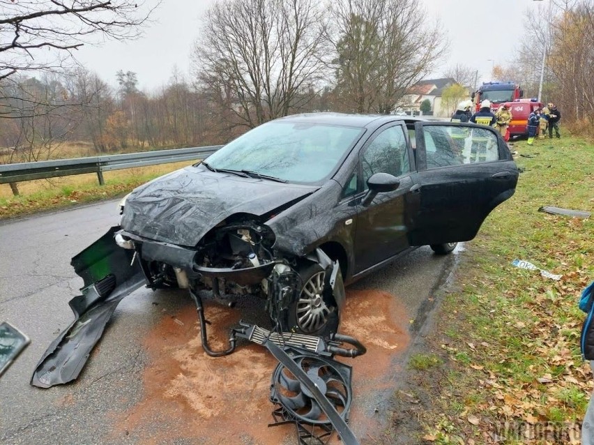 Wypadek w Gwoździcach. Zderzenie fiata i volkswagena