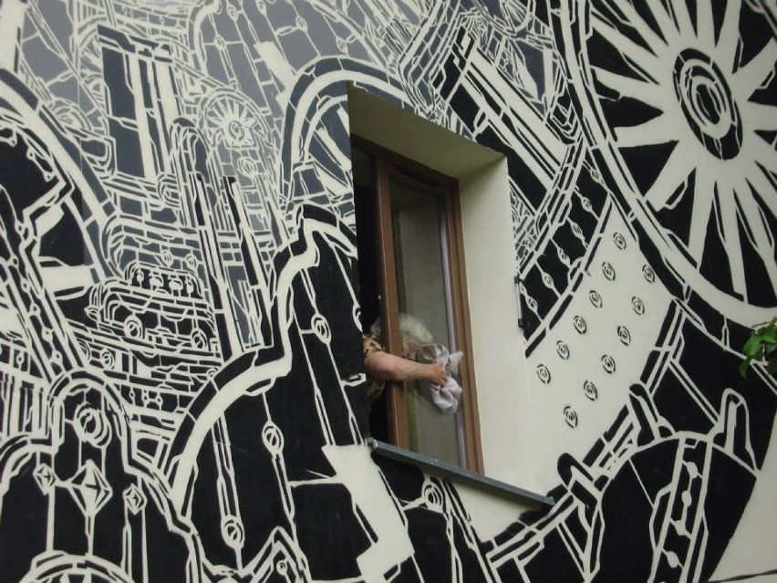 Przy ul. Tuwima 16 można już oglądać nowy mural Fundacji Urban Forms