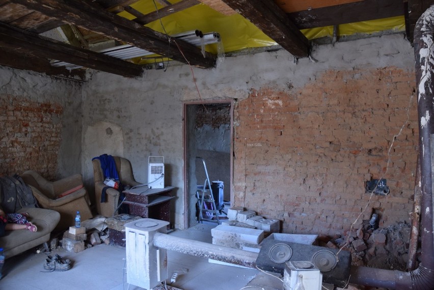 Dach piętrowego domu Budzyńskich został zniszczony, pokoje...