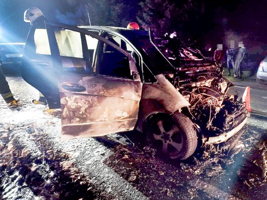 Kasina Wielka. Osobowy mercedes spłonął na drodze krajowej nr 28