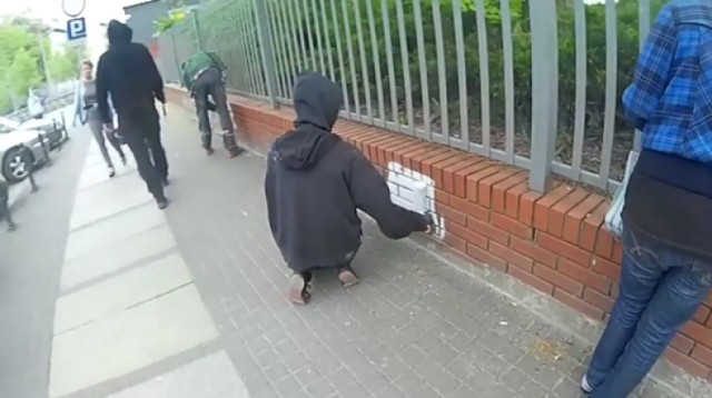 Poznań: Anarchiści zamalowywali nacjonalistyczne napisy [WIDEO]