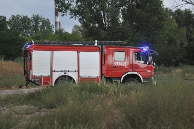 Zwłoki były zaczepione o gałęzi przy brzegu Warty w Kostrzynie. Zauważył je wędkarz. Na miejsce wezwano strażaków i policję.