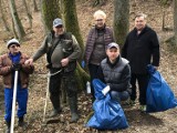 Porządki w Dolinie Samicy blisko Leszna. W akcji sprzątania lasu brały udział całe rodziny