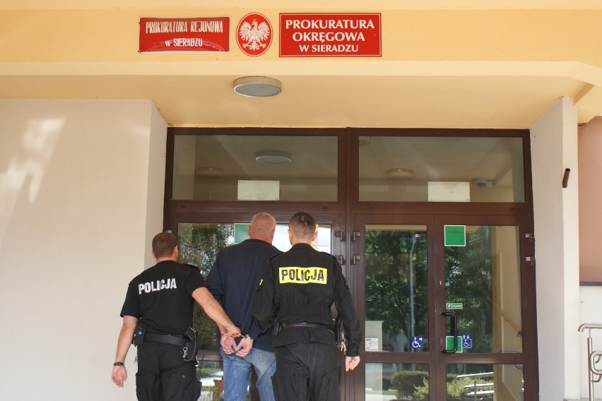 Policjanci z Warty i Sieradza zatrzymali szajkę mężczyzn wymuszających pieniądze