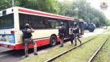 Gdańsk: terroryści zaatakowali autobus i tramwaj, podłożyli też bombę pod auto [zdjęcia]
