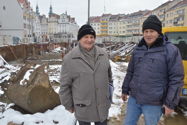 Józef Szczepanik (z lewej) i Eryk Wiercimok: - Zabieramy się za płytę denną w środkowej części budowy. Zabezpieczymy też ściany od strony ul. Sukienniczej.