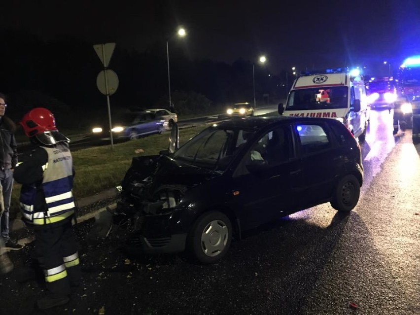 Wypadek na DTŚ w Katowicach. Zderzenie kilku samochód i potrącenie kierowcy [ZDJĘCIA]