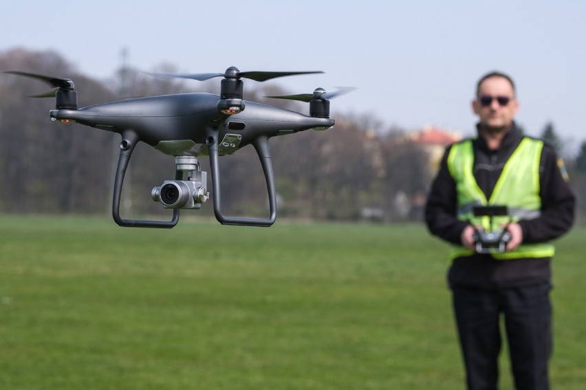Nyska PWSZ jako pierwsza w kraju wydała podręcznik o pilotażu dronów