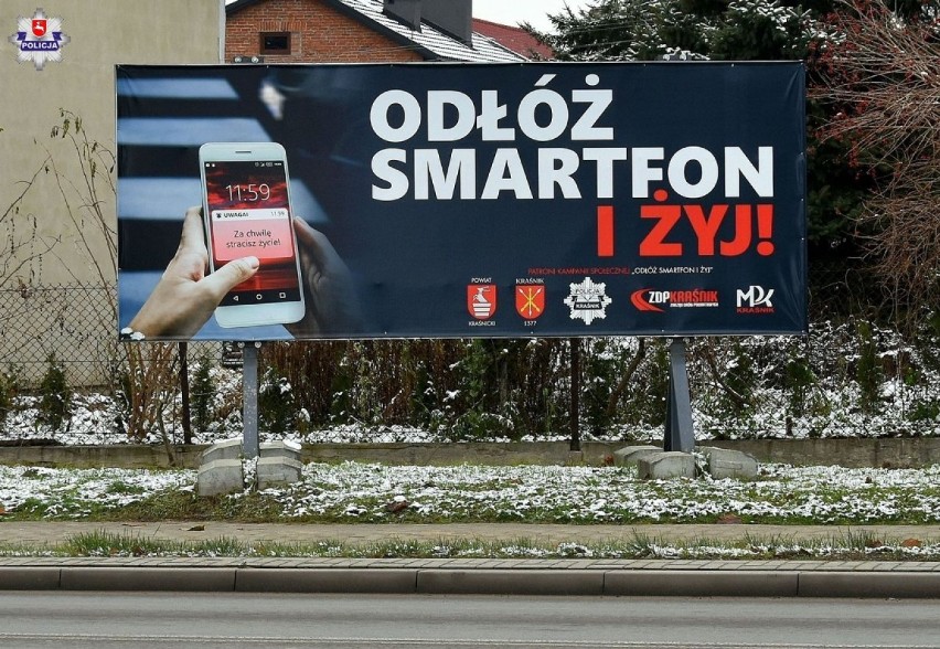 Przy przejściach dla pieszych w Kraśniku pojawiły się fluorescencyjne napisy. Trwa akcja "Odłóż smartfon i żyj!"